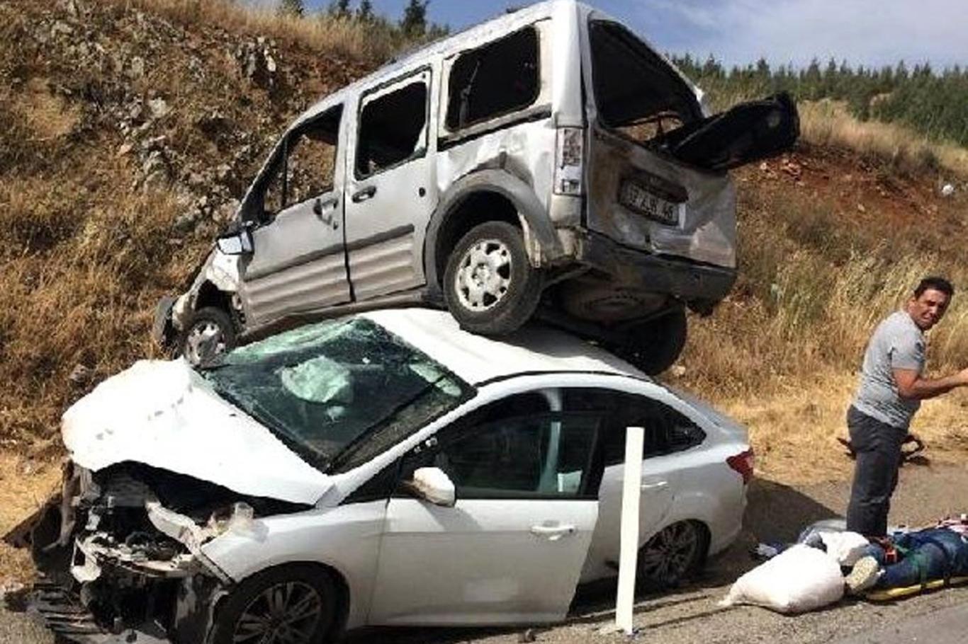 Hafif ticari araç otomobilin üzerine çıktı: 10 yaralı Hafif ticari araç otomobilin üzerine çıktı: 10 yaralı